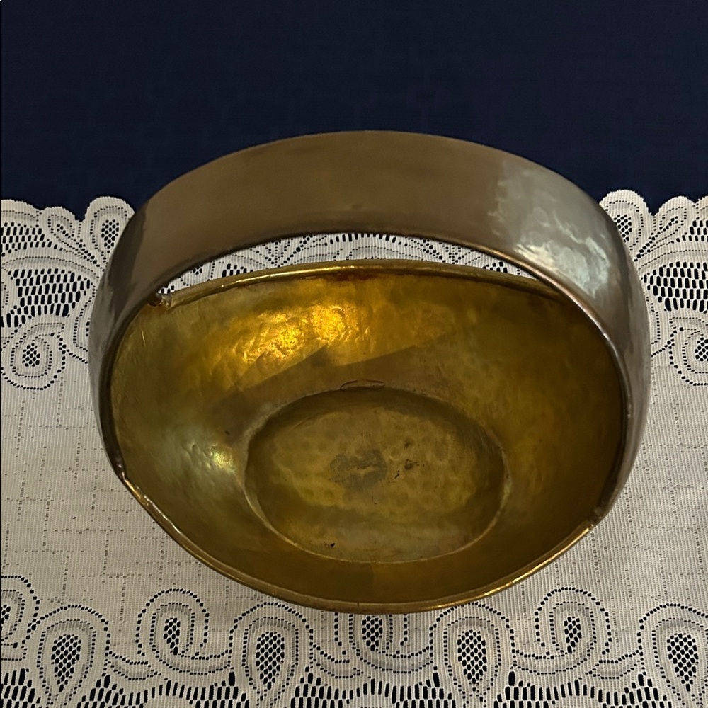 Vintage MCM Brutalist Hammered Brass Basket rare find! - Picture 2 of 8